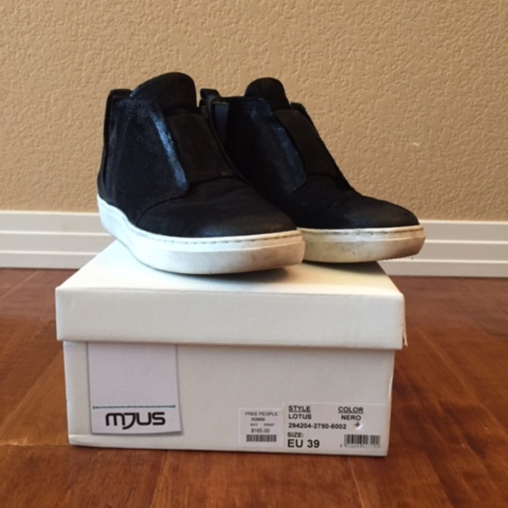 MJUS Sneakers